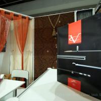 (3/9): Galeria zdjeć stoiska targowego- aranżacja , katalogi tkanin , ozdobne detale, wzory oraz katalogi zasłon, firan i rolet - firmy MDecor wykonującej dekoracje wnętrz i dekoracje okien. <br>Targi Murator Expo jesień 2010 r.